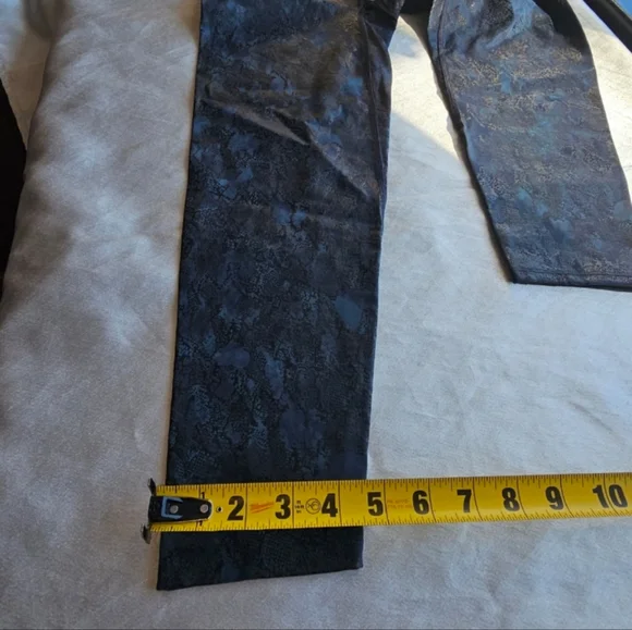 🆕 SPANX Booty Boost Active 7/8 Leggings Navy Reptile, Size M, NWT - Picture 8 of 15